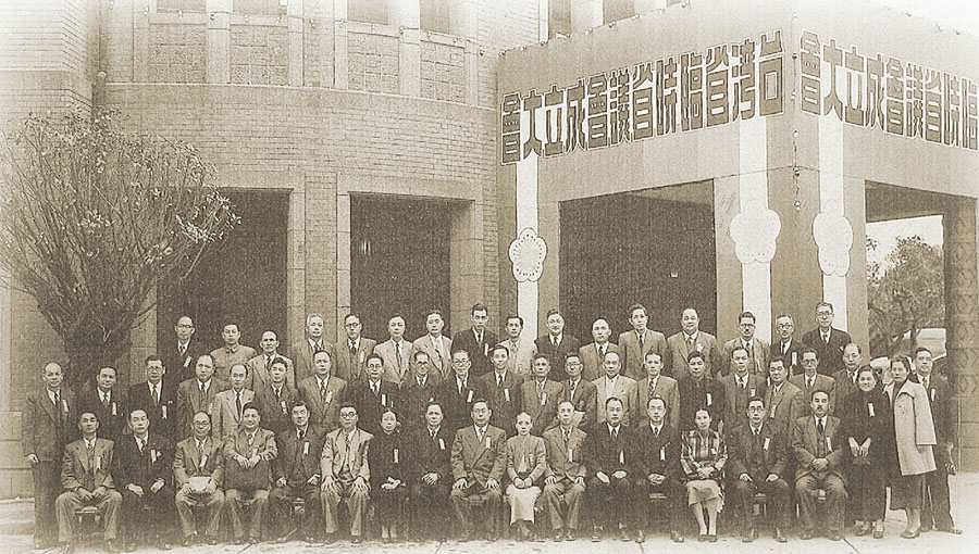民國40年，臺灣省臨時省議會成立大會紀念合影。（臺灣省諮議會提供）