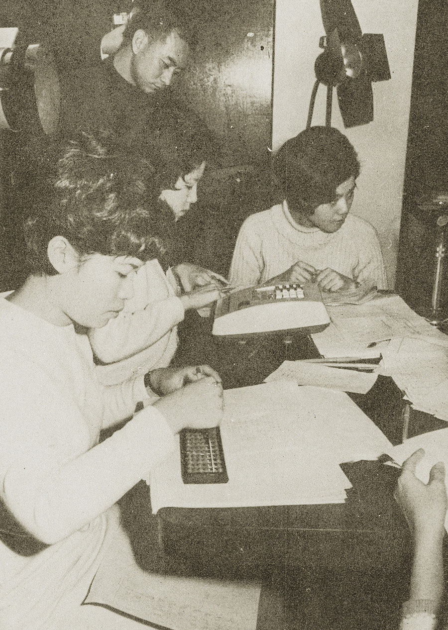 民國58年，中央公職人員增選補選，開票統計中心人員用算盤及計算機核算票數。