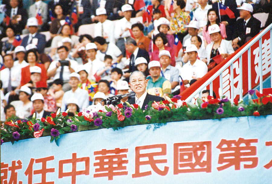 民國85年，第9任總統李登輝於桃園縣立巨蛋體育場舉行就職演說。（國史館提供）